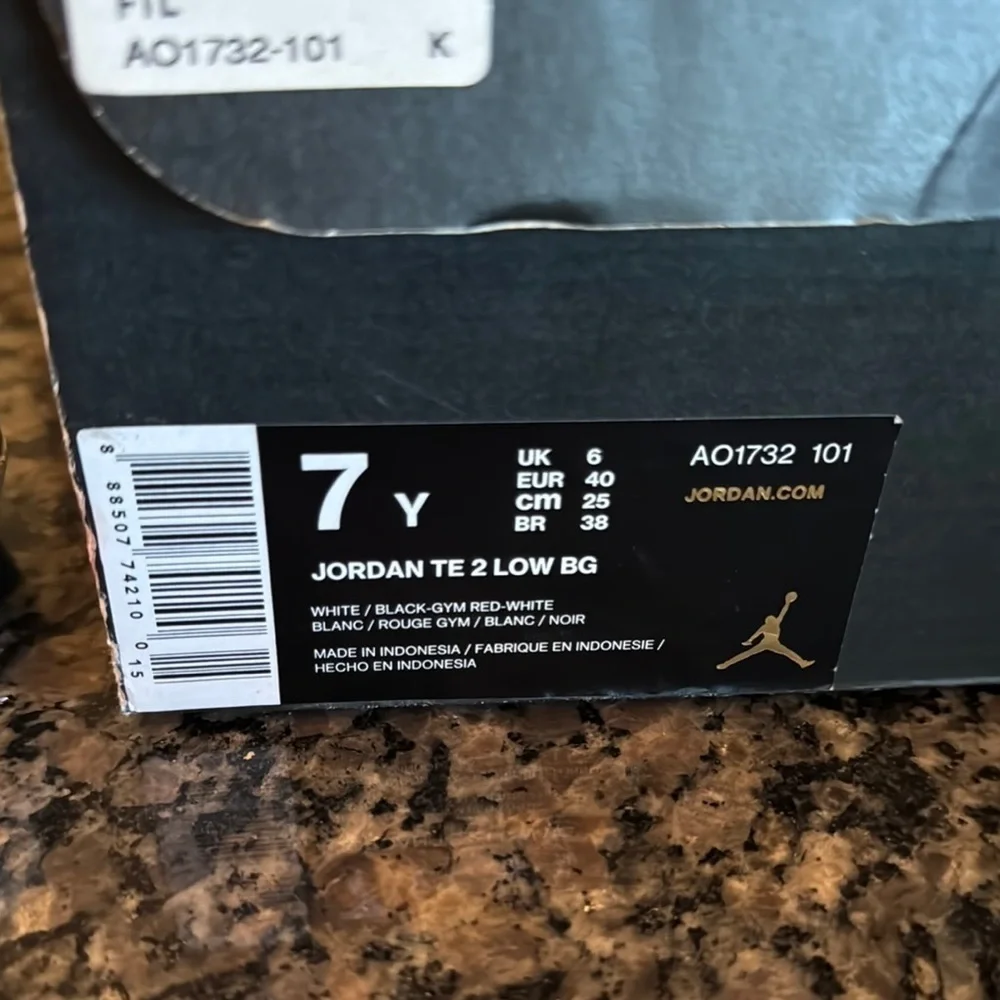 Jordan team Elite 2 Lo White and Black Sneakers Classic Design EUC